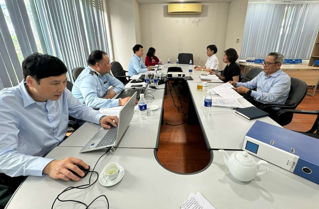 Đoàn đôn đốc, kiểm tra giám sát theo Quyết định số 72 của Cục trưởng Cục Quản lý và Phát triển thị trường trong nước làm việc tại DN. Ảnh: 