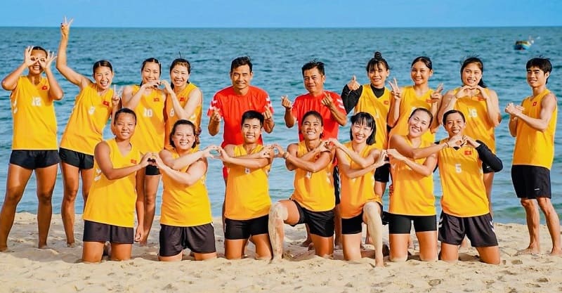 Las atletas del equipo vietnamita femenino de balonmano de playa reciben la oportunidad de sostener la bandera en los Juegos Asiáticos de Playa 2026. Foto: Federación Vietnamita de Handball VHF
