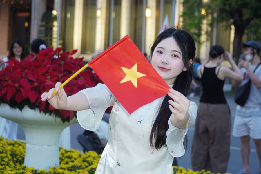 Người trẻ lựa chọn mặc áo dài trong những dịp lễ của dân tộc. Ảnh: Nhân vật cung cấp