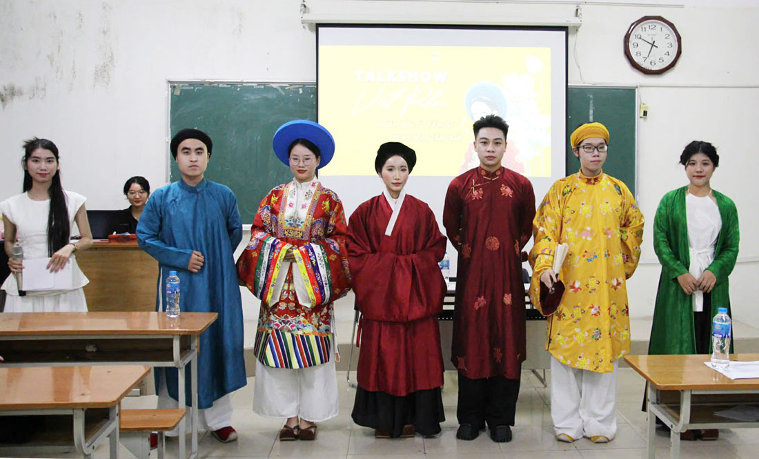 Yến Nhi cùng các thành viên trong chương trình Talkshow “Việt phục - Tinh hoa văn hóa ngàn đời từ tấm áo”. Ảnh: Nhân vật cung cấp