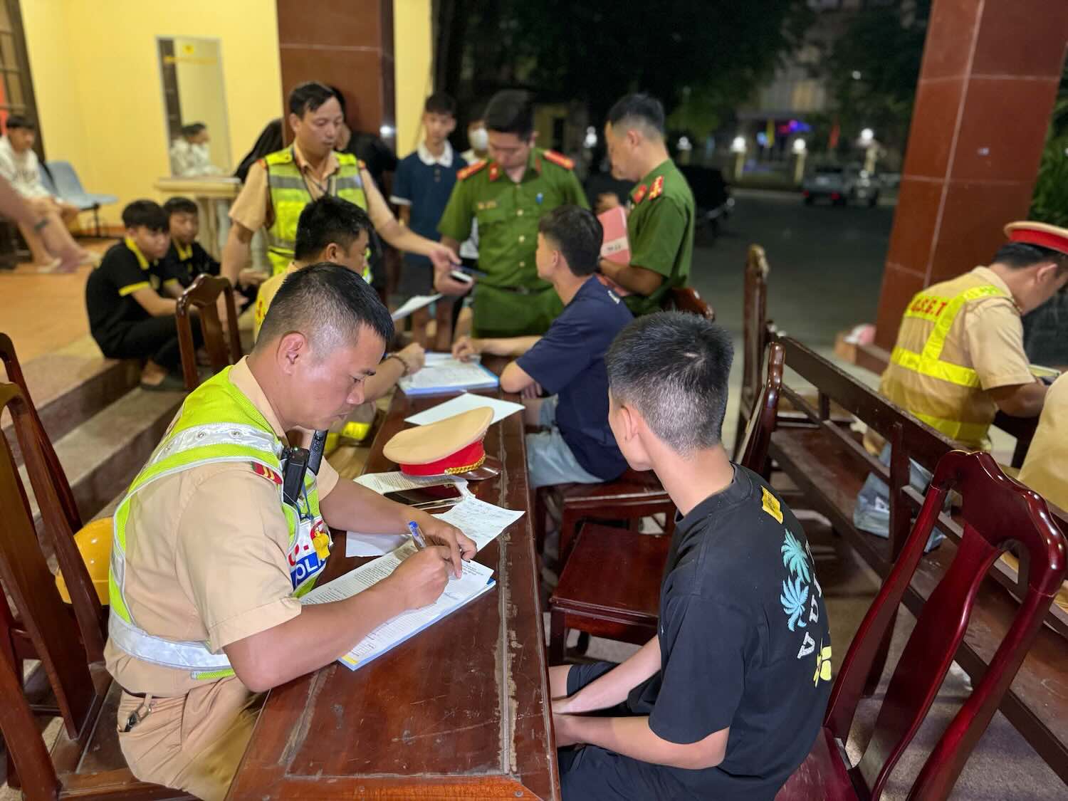 Muchos casos de jóvenes que violan la ley en las calles son descubiertos y procesados por la policía. Foto: Tran Hong.