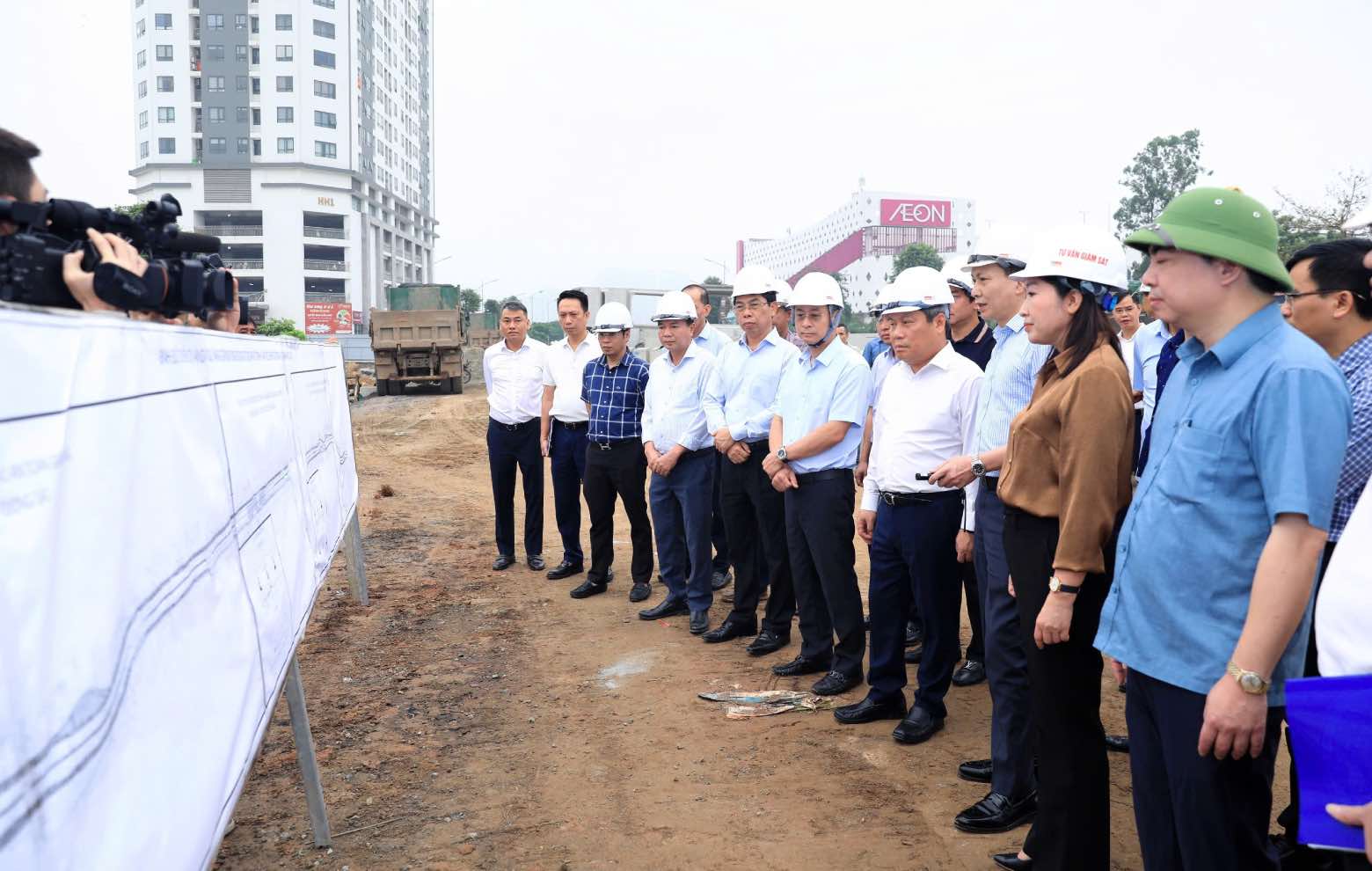 Chủ tịch UBND TP Hà Nội Vũ Đại Thắng kiểm tra tiến độ Dự án đầu tư xây dựng nâng cấp mở rộng đường 70. Ảnh: Lê Hải