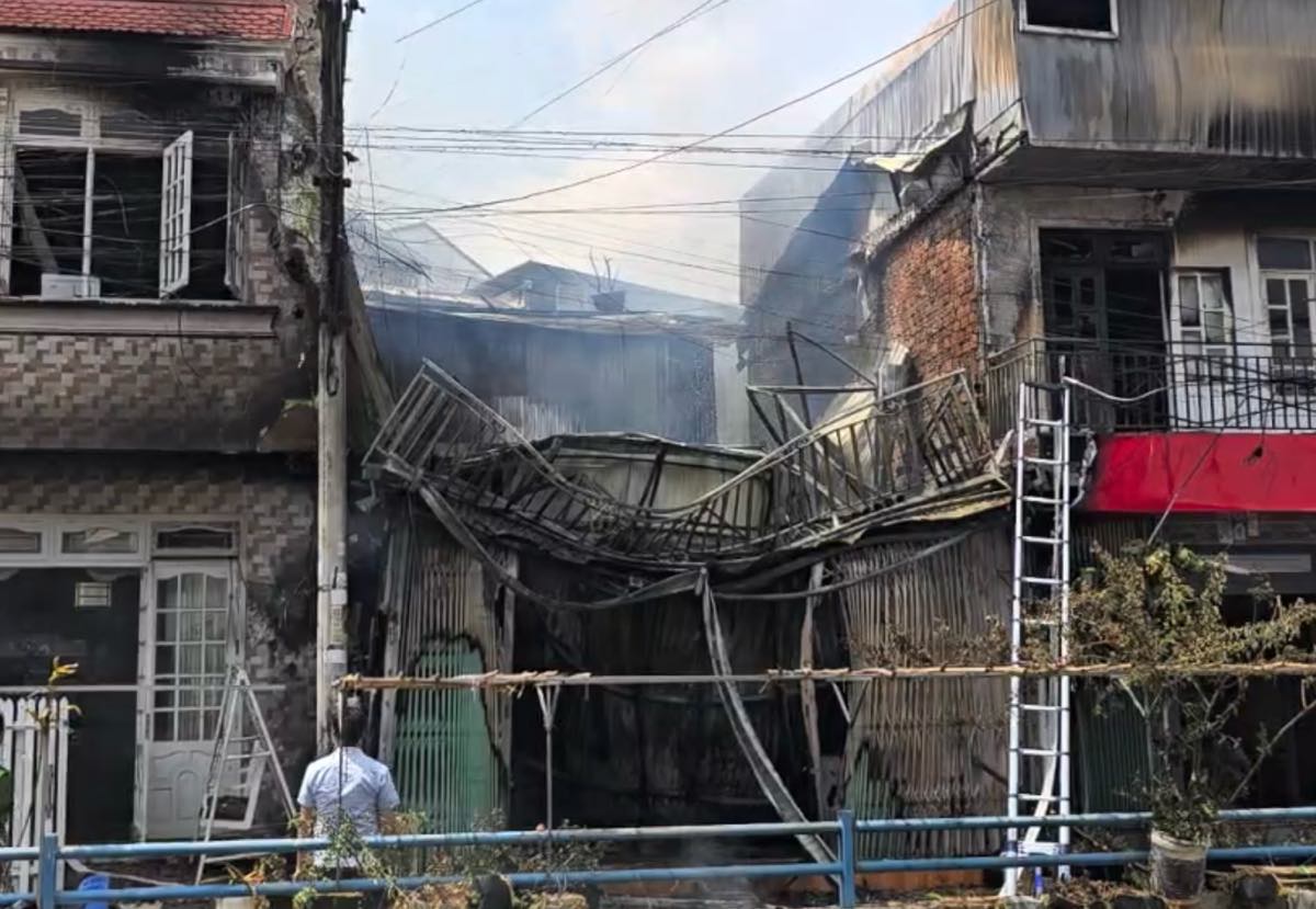 Controlling a fire in a wooden house in Da Lat