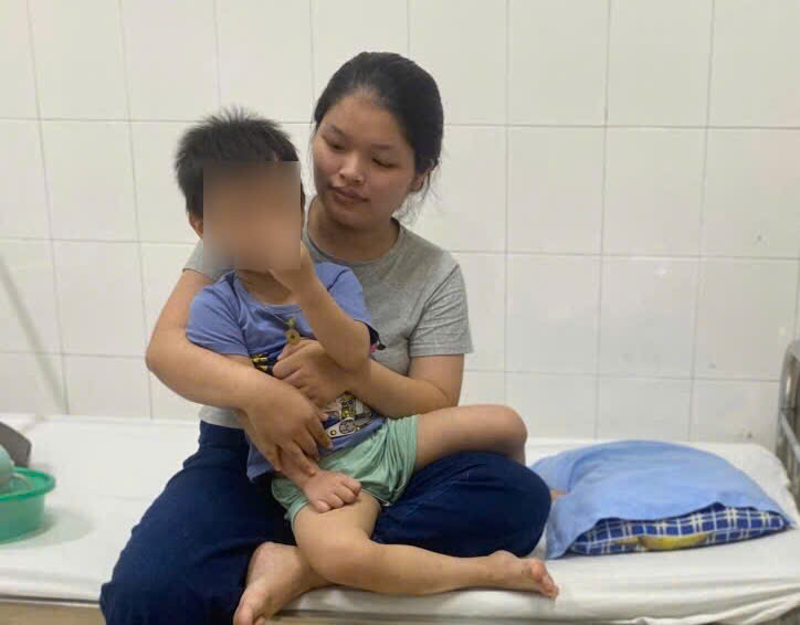 Childhood associated with the hospital bed, the boy is fighting for life every day in a poor family. In the photo, Ms. Chau is holding baby Khang at Hue University Medical Center Hospital. Photo: Family provided