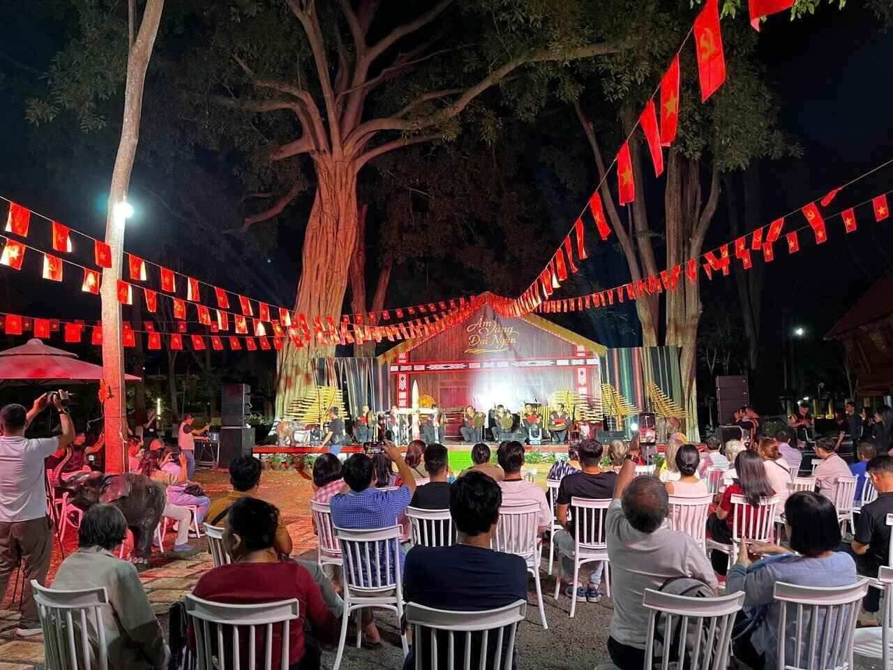 Les touristes regardent un spectacle de gongs lorsqu'ils viennent en voyage et en vacances à Đắk Lắk. Photo: Đinh Thủy