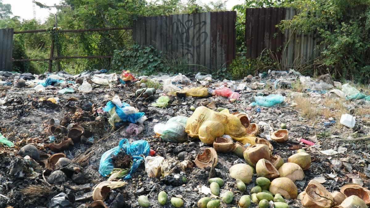 Xã Bình Hưng (TPHCM) có 4 điểm tồn đọng rác. Ảnh: Minh Tâm