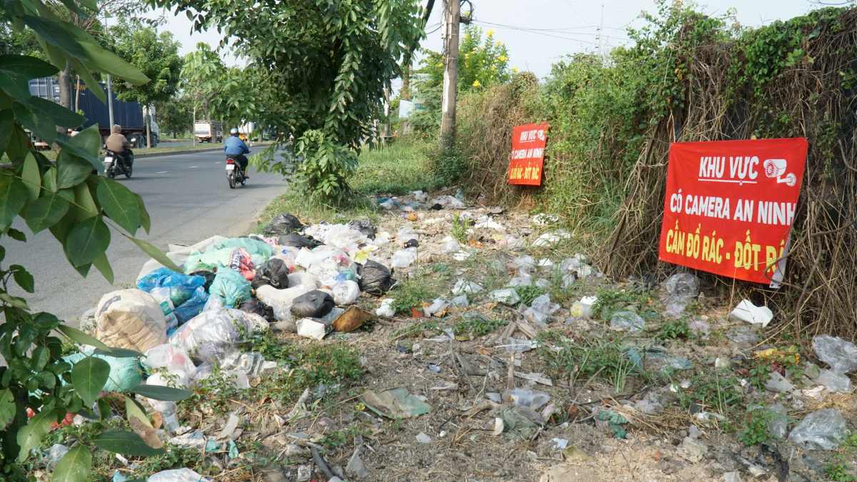 Tuyến đường Nguyễn Văn Linh (đoạn qua xã Bình Hưng) luôn xảy ra tình trạng xả rác bừa bãi, dù có camera an ninh giám sát. Ảnh: Minh Tâm
