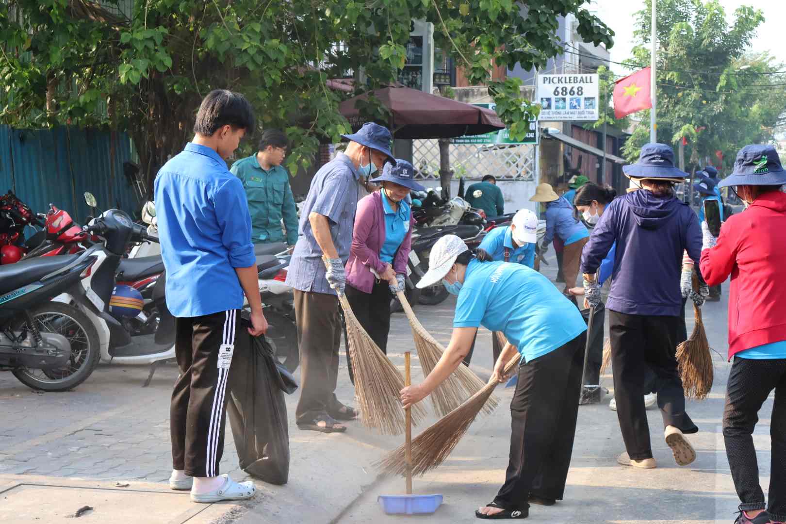 Lực lượng của phường Tân Hưng ra quân thu dọn rác. Ảnh: Minh Tâm