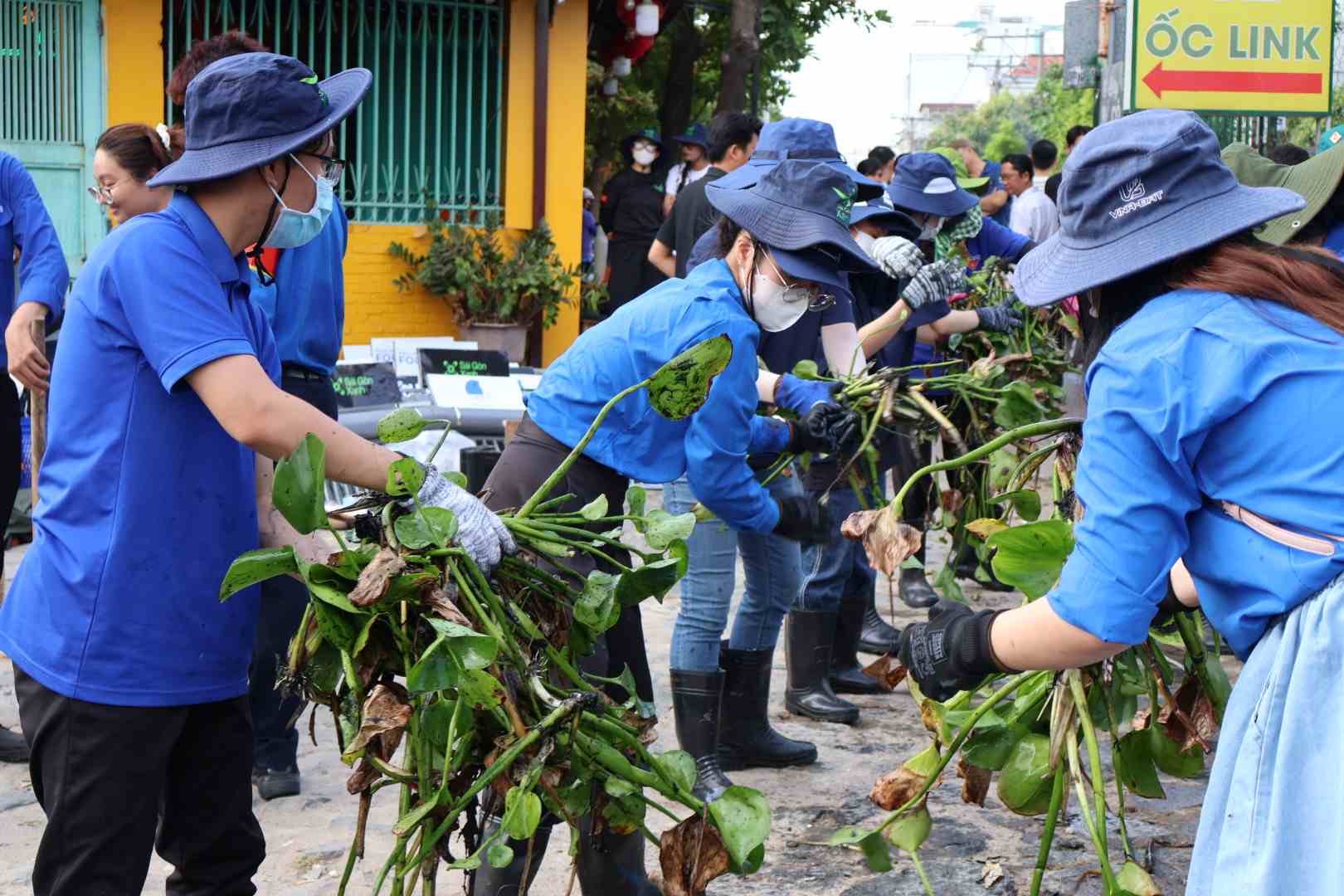 Rất đông tình nguyện viên, đoàn viên thanh niên phường Tân Hưng chung sức dọn sạch ao Song Tân. Ảnh: Minh Tâm