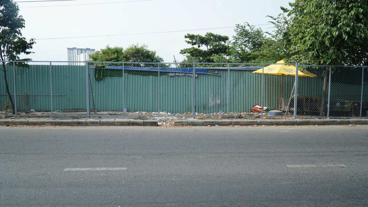 Xã Bình Hưng lắp đặt rào lưới B40 tại nhiều khu đất trống để ngăn chặn tình trạng đổ trộm rác. Ảnh: Minh Tâm