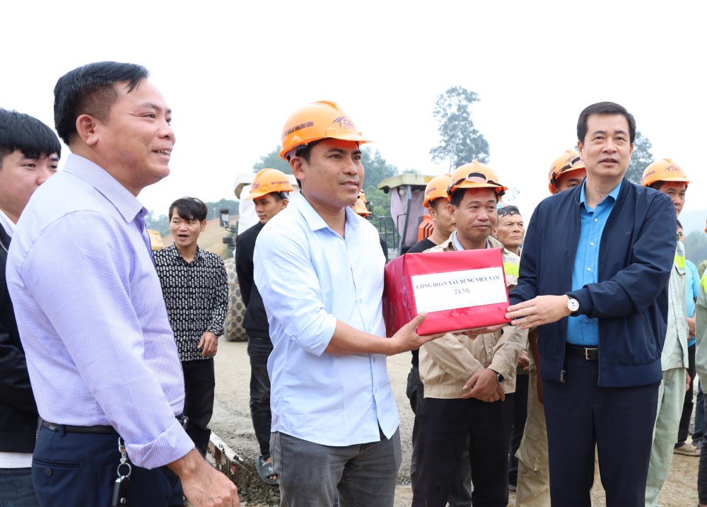 Mr. Pham Hoai Phuong - Chairman of the Vietnam Construction Trade Union (far right of the photo) presents gifts to encourage workers. Photo: CĐXDVN
