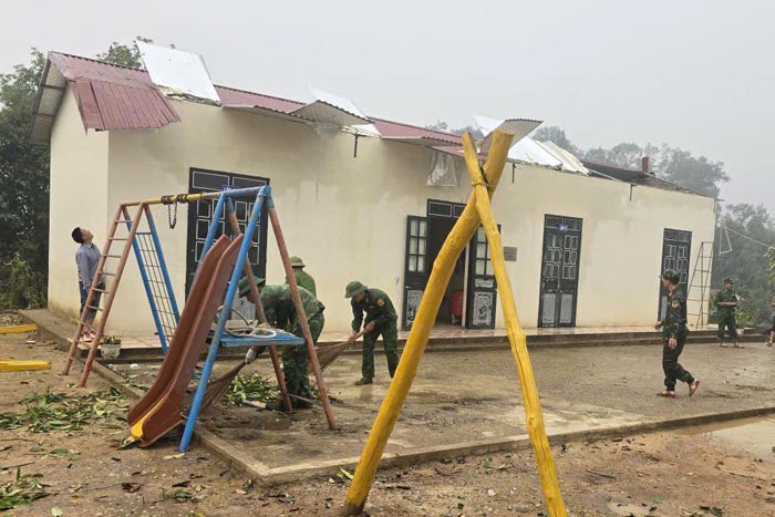 Nhiều mái nhà bị cuốn bay, kết cấu công trình hư hại sau trận dông lốc chiều 18.4. Ảnh: Xã Na Sang