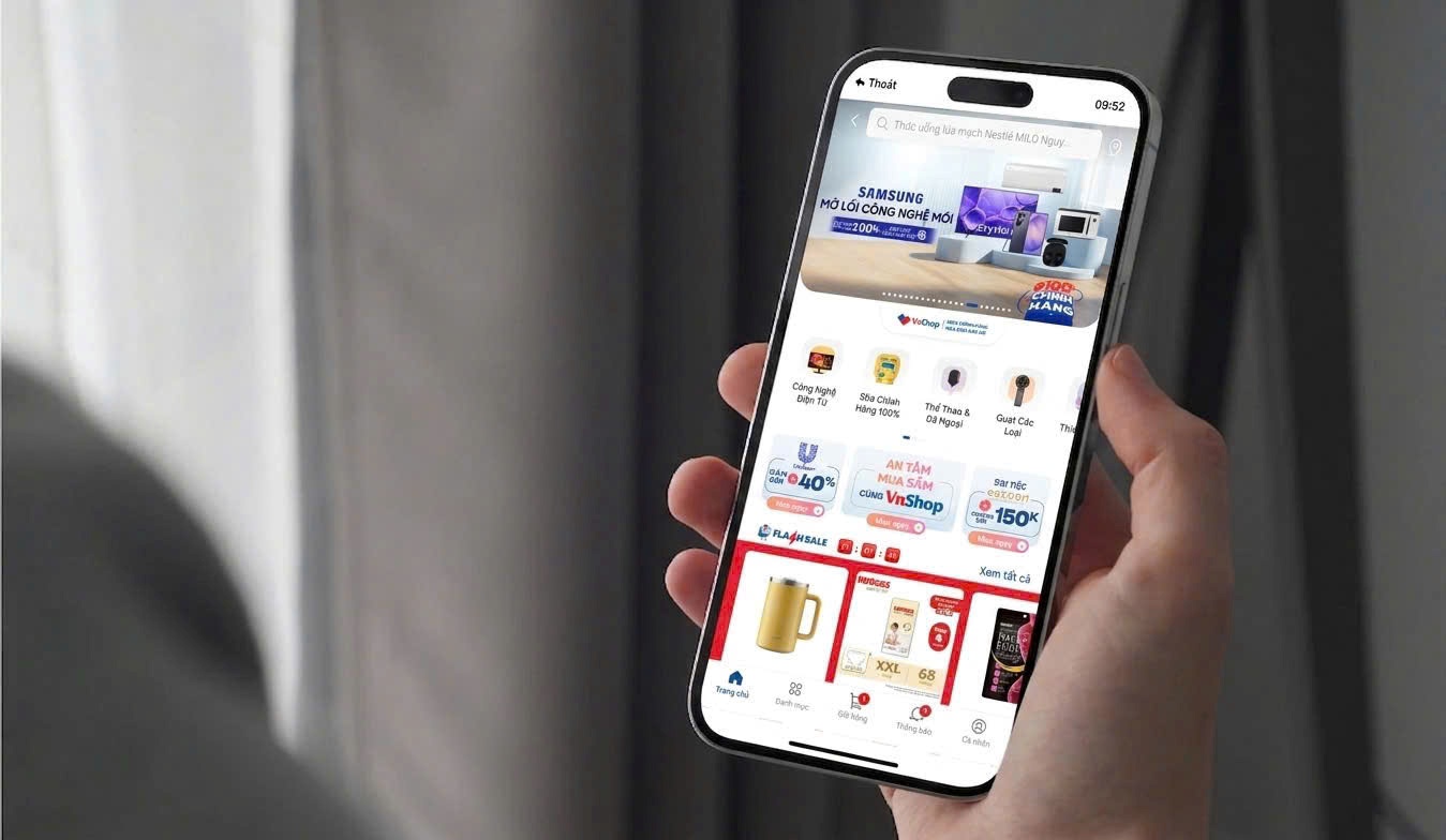 Mua sắm trên app ngân hàng đang trở thành thói quen mới của nhiều người dùng. Ảnh: VNPAY