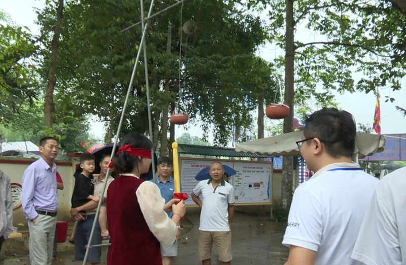 Các trò chơi như kéo co, bịt mắt đập niêu cùng hoạt động thể thao được tổ chức tại lễ hội. Ảnh: Tuấn Nghĩa