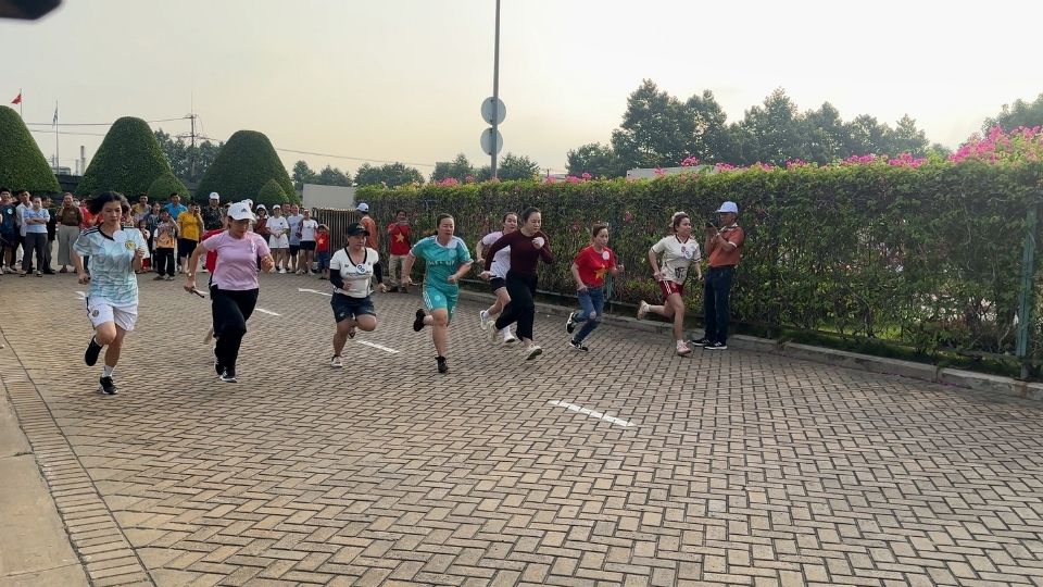 A large number of workers participate in collective activities after work. Photo: Hoang Loc