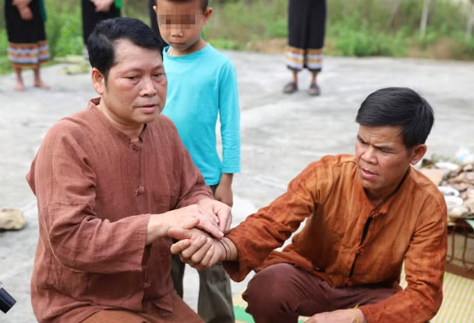 Người lớn cũng cột chỉ vào cổ tay cho nhau với với ý nghĩa buộc linh hồn lại trong cơ thể để luôn mạnh mẽ, gặp may mắn, thuận lợi lúc lên nương, đi rẫy, vào rừng, làm ăn thuận lợi. Ảnh: Xuân Tiến/TTXVN