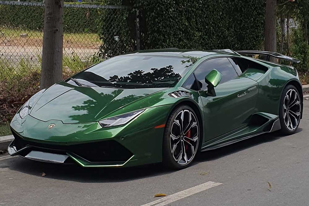 The Lamborghini Huracán LP610-4 with a green exterior and Vorsteiner Novara Edizione tuning package appeared on the streets of Ho Chi Minh City, attracting the attention of supercar enthusiasts. Photo: Gia Thuan