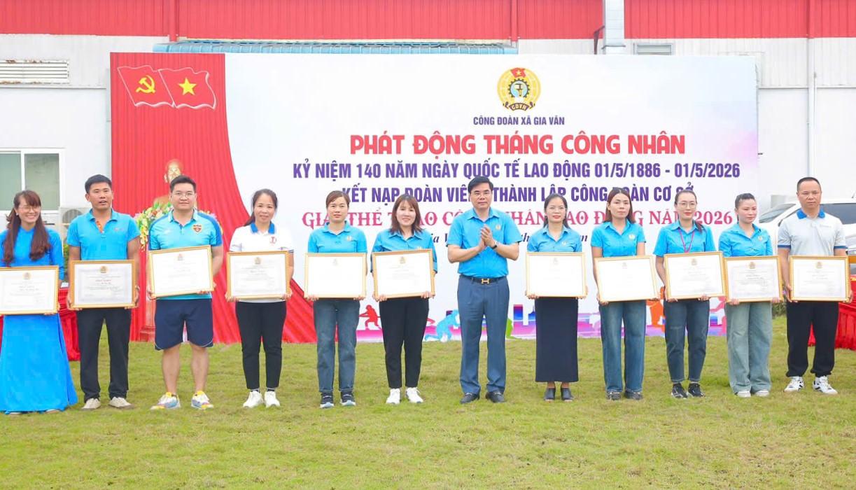 Lãnh đạo LĐLĐ tỉnh Ninh Bình trao Bằng khen cho 2 tập thể và 10 cá nhân có thành tích xuất sắc trong phong trào thi đua lao động giỏi và xây dựng tổ chức Công đoàn vững mạnh năm 2025. Ảnh: Nguyễn Trường