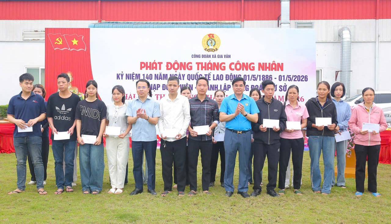 Leaders of Ninh Binh Provincial Labor Federation present gifts to support union members and workers in difficult circumstances, on the occasion of Workers' Month 2026. Photo: Nguyen Truong