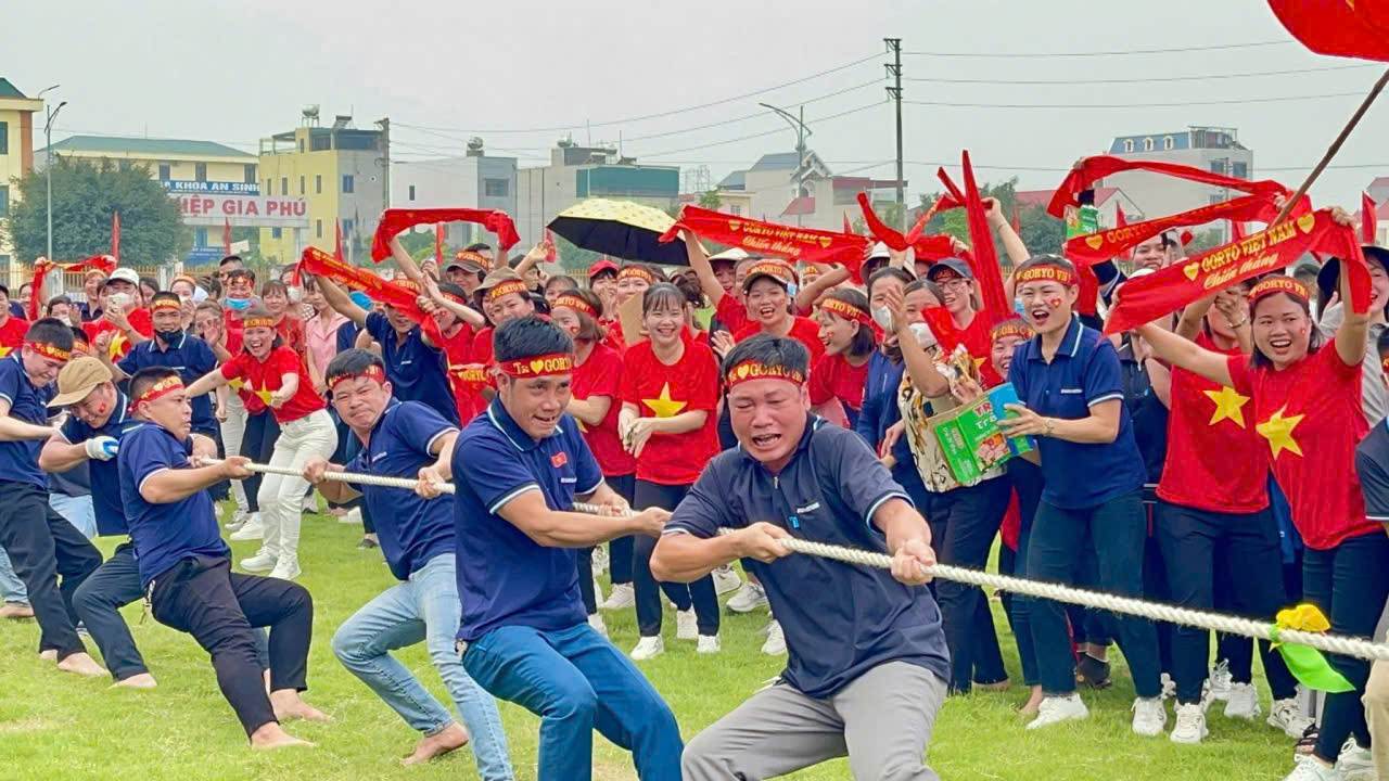 Các đội tham gia thi kéo co. Ảnh: Nguyễn Trường