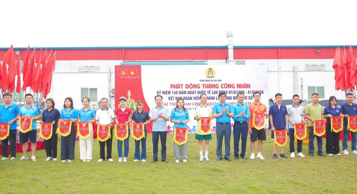 Ban tổ chức trao cờ lưu niệm cho các đơn vị tham gia giải thể thao CNLĐ. Ảnh: Nguyễn Trường