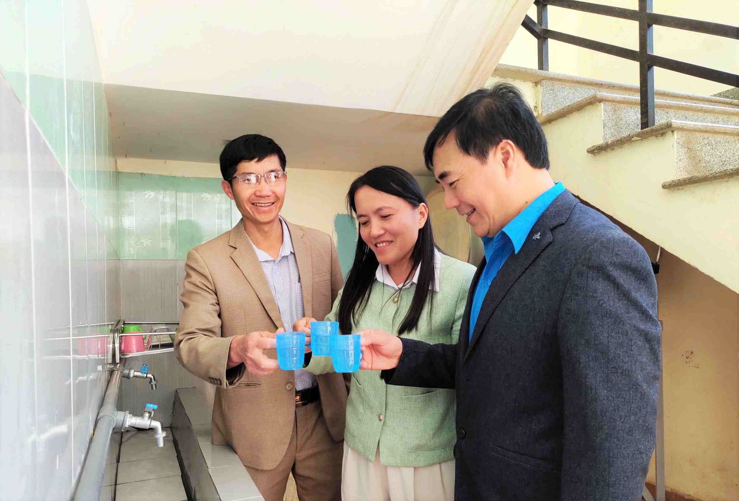 Hệ thống nước tinh khiết do Công đoàn cơ sở Công ty CP Công ty Nước Sài Gòn - Đan Kia trao tặng trường THCS Hùng Vương. Ảnh: Trọng Toản 