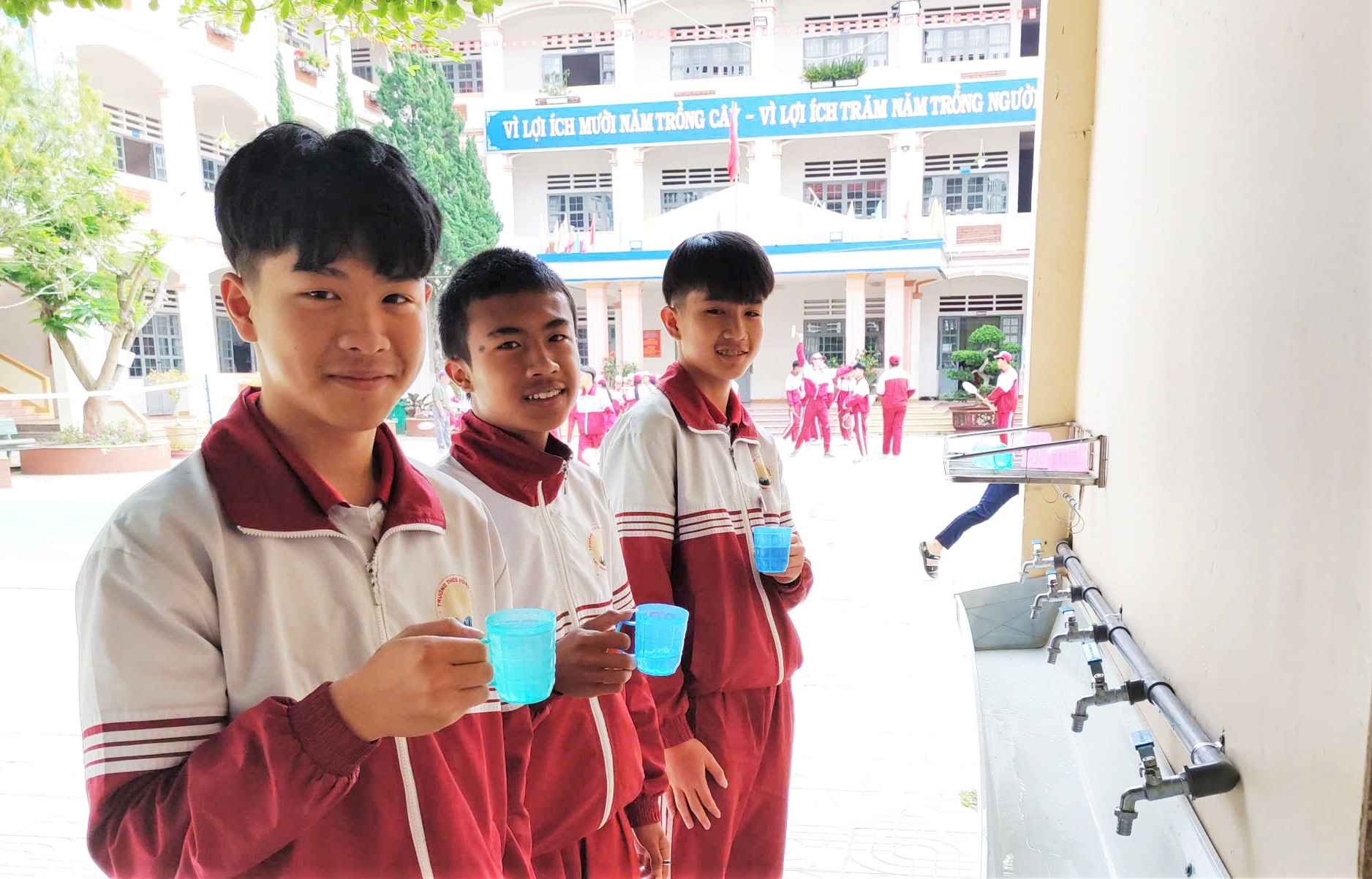 Pure water system serving more than 1,200 students and teachers of Hung Vuong Secondary School. Photo: Trong Toan