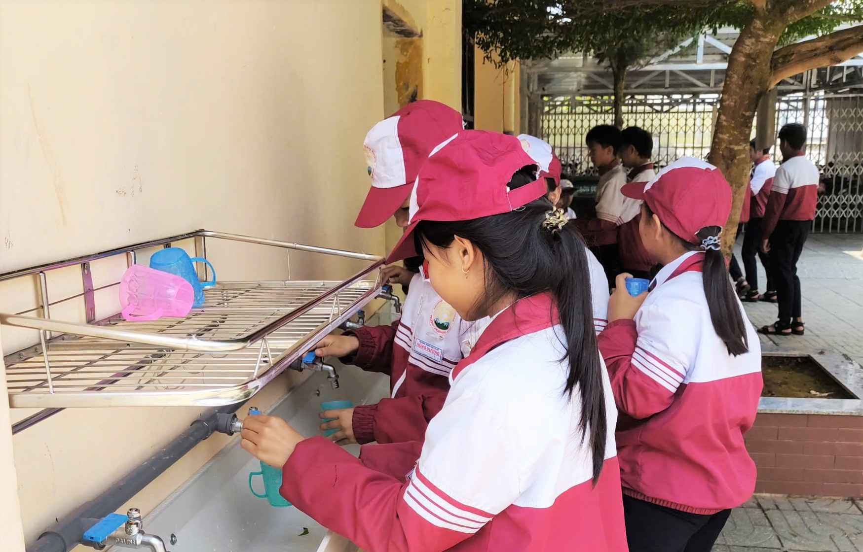 Học sinh trường THCS Hùng Vương sử dụng nguồn nước tinh khiết từ hệ thống nước tinh khiết. Ảnh: Trọng Toản 