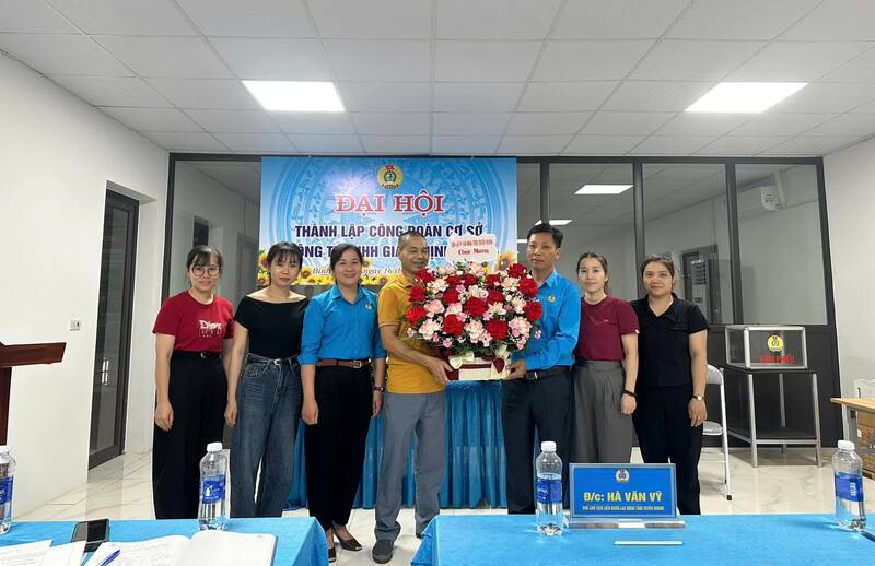 Establishment of the grassroots trade union of Thinh Hong Shoe Co., Ltd. Photo: Tuyen Quang Trade Union