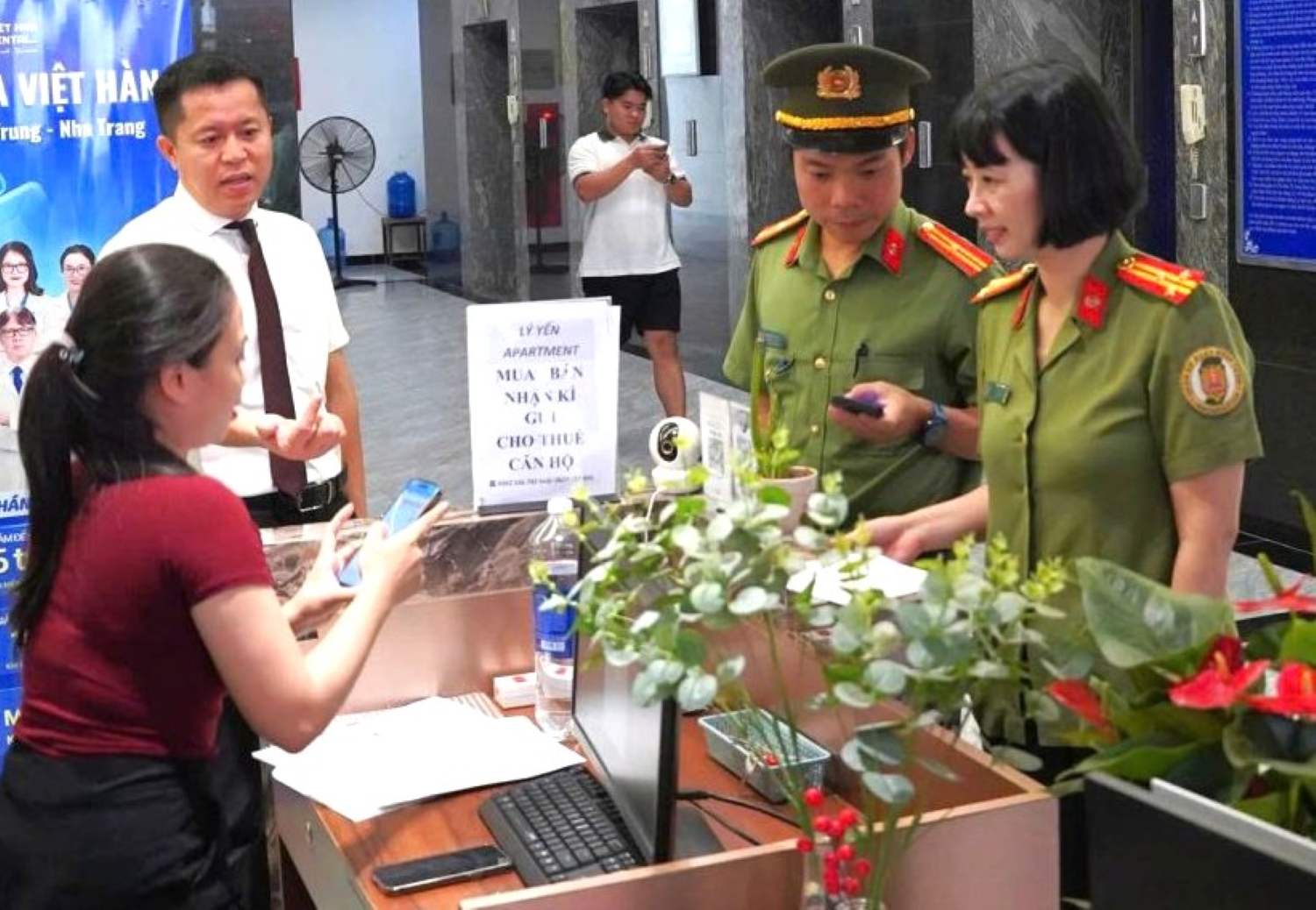 Công an Khánh Hòa tăng cường kiểm tra, xử lý vi phạm liên quan đến cư trú của người nước ngoài trên địa bàn. Ảnh: Công an Khánh Hòa