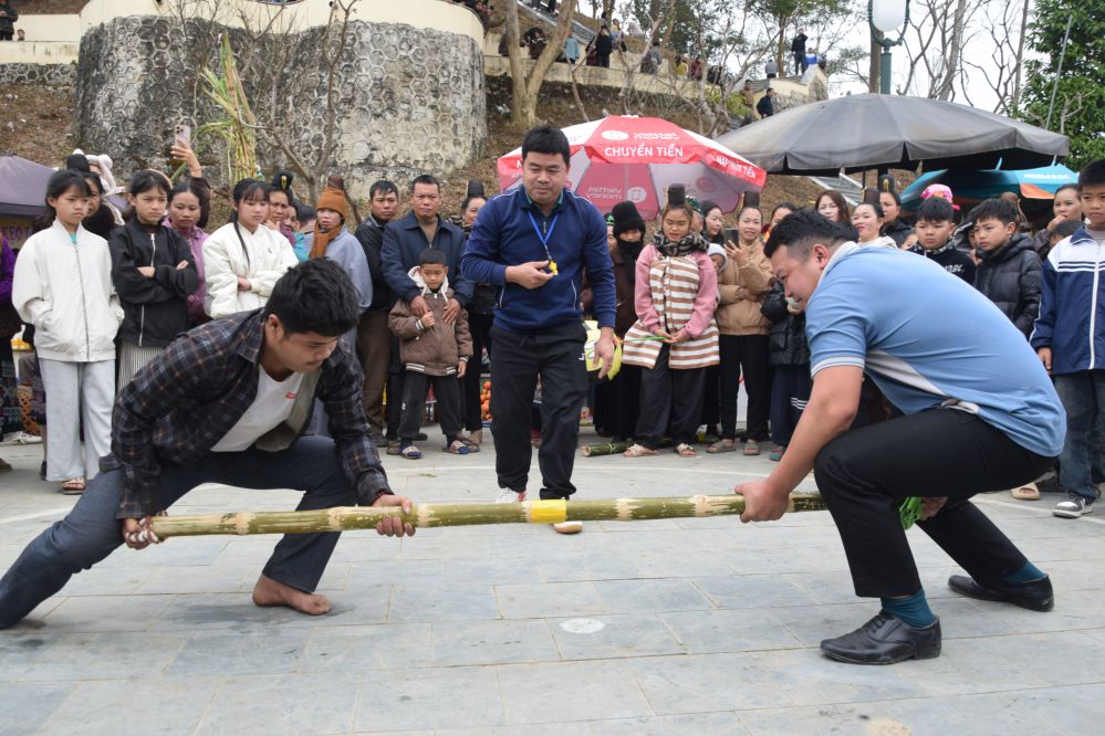Pushing sticks at the border market in Sop Cop commune, Son La province. Photo: Truong Son
