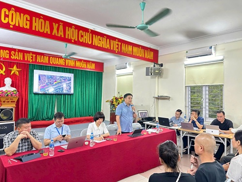 Lãnh đạo phường Bồ Đề giải đáp thắc mắc của người dân. Ảnh: Ngân Hà