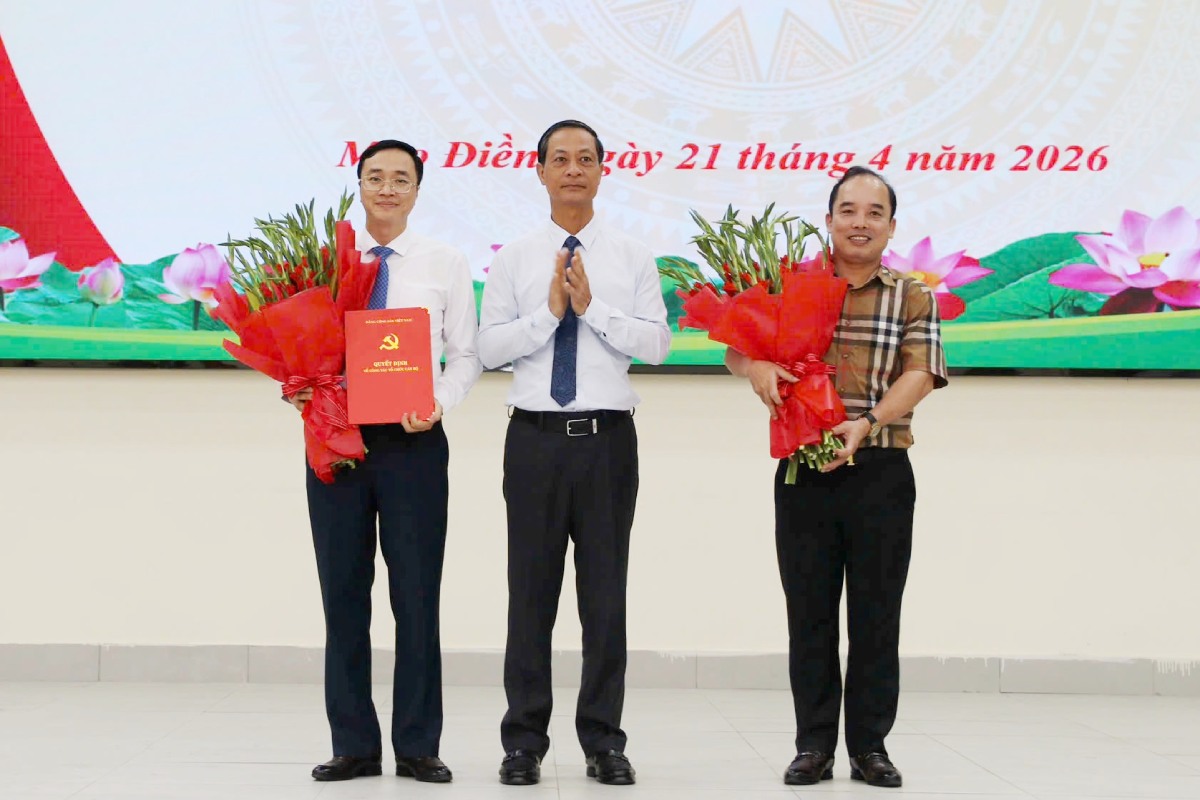 Standing Deputy Secretary of Hai Phong City Party Committee presents the decision to transfer and appoint Mr. Phan Nhat Thanh to hold the position of Secretary of the Mao Dien Commune Party Committee and presents flowers to congratulate Mr. Doan Dinh Tuyen on being transferred to perform a new task. Photo: haiphong. gov. vn