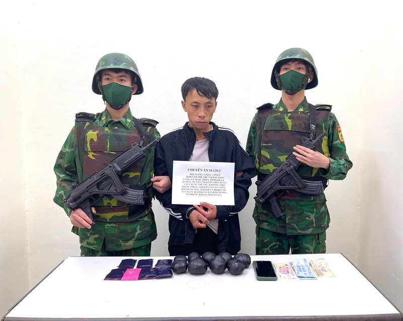 Son La continuously blocks drugs from the border, arresting subjects carrying nearly 1kg of opium resin. Photo: Chieng On Border Guard Station