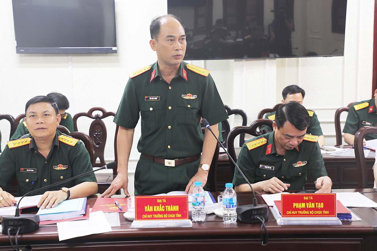 Colonel Van Khac Thanh - Commander of Bac Ninh Provincial Military Command spoke to receive the assignment. Photo: bacninh. gov. vn