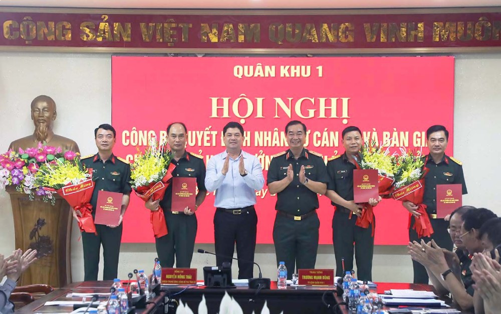 Bí thư Tỉnh ủy Bắc Ninh Nguyễn Hồng Thái và Trung tướng Trương Mạnh Dũng - Tư lệnh Quân khu 1 trao quyết định, tặng hoa chúc mừng 4 Đại tá quân đội được điều động, bổ nhiệm. Ảnh: bacninh.gov.vn  