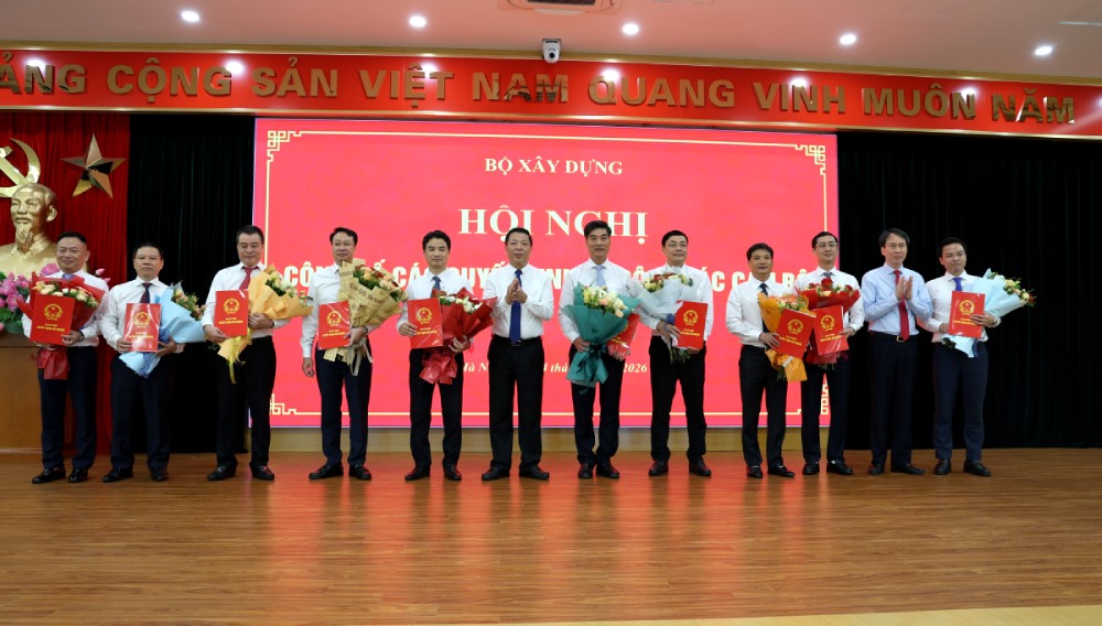 Minister of Construction Tran Hong Minh presents decisions and flowers to congratulate newly appointed officials. Photo: Ministry of Construction