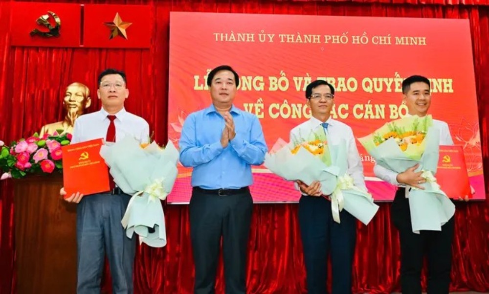 Phó Bí thư Thường trực Thành ủy TPHCM Lê Quốc Phong trao quyết định đến các nhân sự. Ảnh: Thu Hường