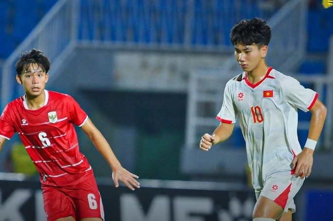 La sub-17 de Vietnam se enfrenta a la sub-17 de Indonesia en la última jornada de la fase de grupos de la sub-17 del Sudeste Asiático. Foto: VFF