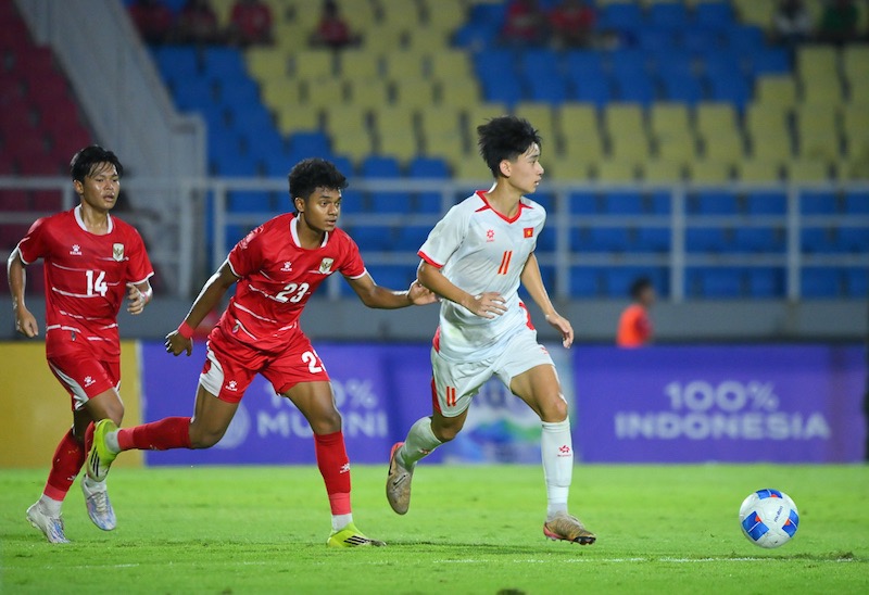 Le Vietnam U17 rencontre l'Indonésie U17 lors du dernier tour de la phase de groupes de l'AFF U17. Photo: VFF