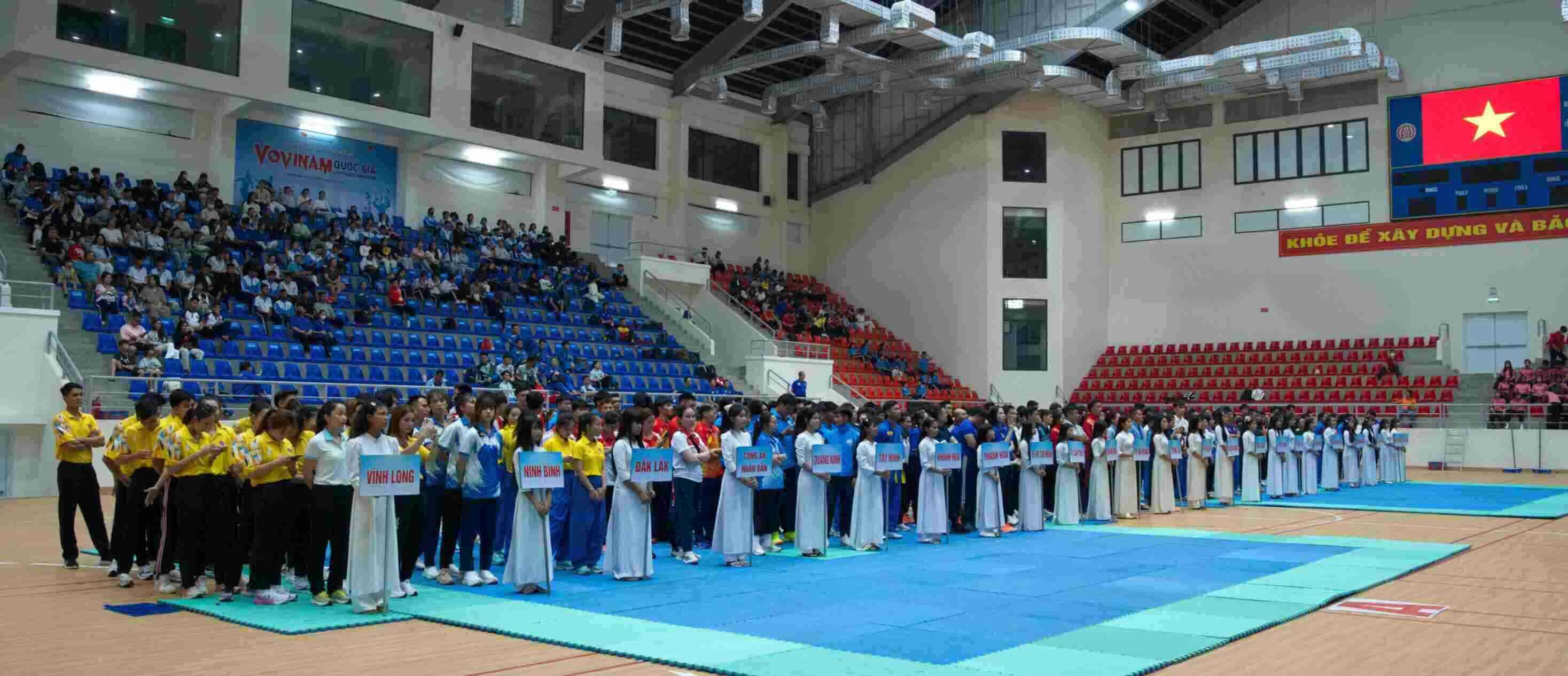 Các đoàn vận động viên tham dự lễ khai mạc. Ảnh: HƠ JAN - THANH HÀ