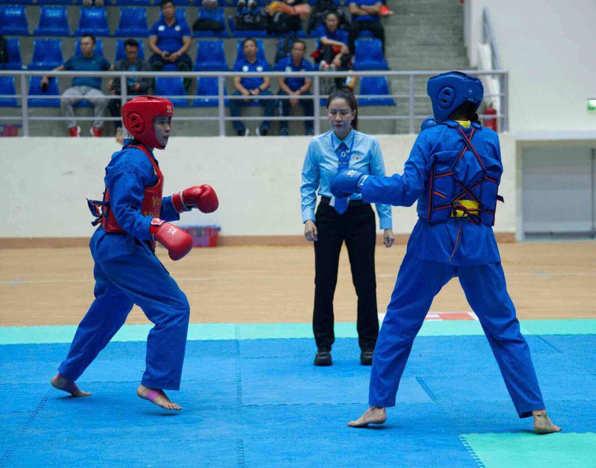 Las luchadoras compiten en el evento de combate femenino. Foto: HƠ JAN - THANH HÀ