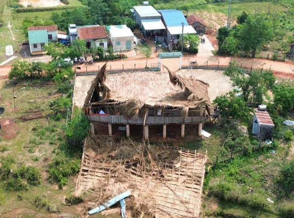 Rong house collapsed due to thunderstorms and hail, causing damage to agricultural production. Photo: Ngoc Chi