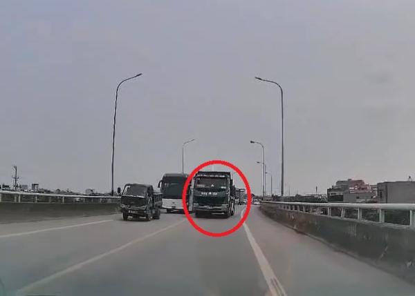 Drivers overtaking illegally fined. Photo: Hai Phong Police