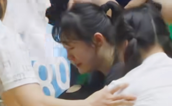 Chủ công Cai Xiaoqing bật khóc. Ảnh cắt từ video