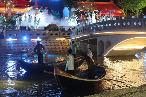 Các hoạt cảnh trên sông Gianh tái hiện sinh động một thời khói lửa, gợi lại ký ức hào hùng bên dòng sông Giang lịch sử.Ảnh: Ban tổ chức