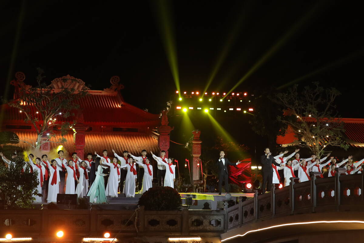 Âm nhạc dẫn dắt cảm xúc và lan tỏa không gian tri ân sâu lắng. Ảnh: Ban tổ chức