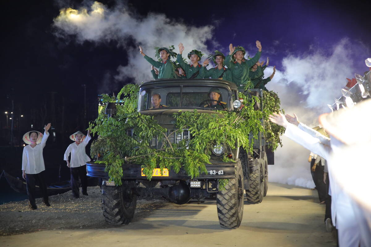 Những hoạt cảnh tái hiện hình ảnh lực lượng vận tải và hành quân giữa mưa bom bão đạn, khắc họa tinh thần kiên cường nơi “tọa độ lửa”. Ảnh: Ban tổ chức