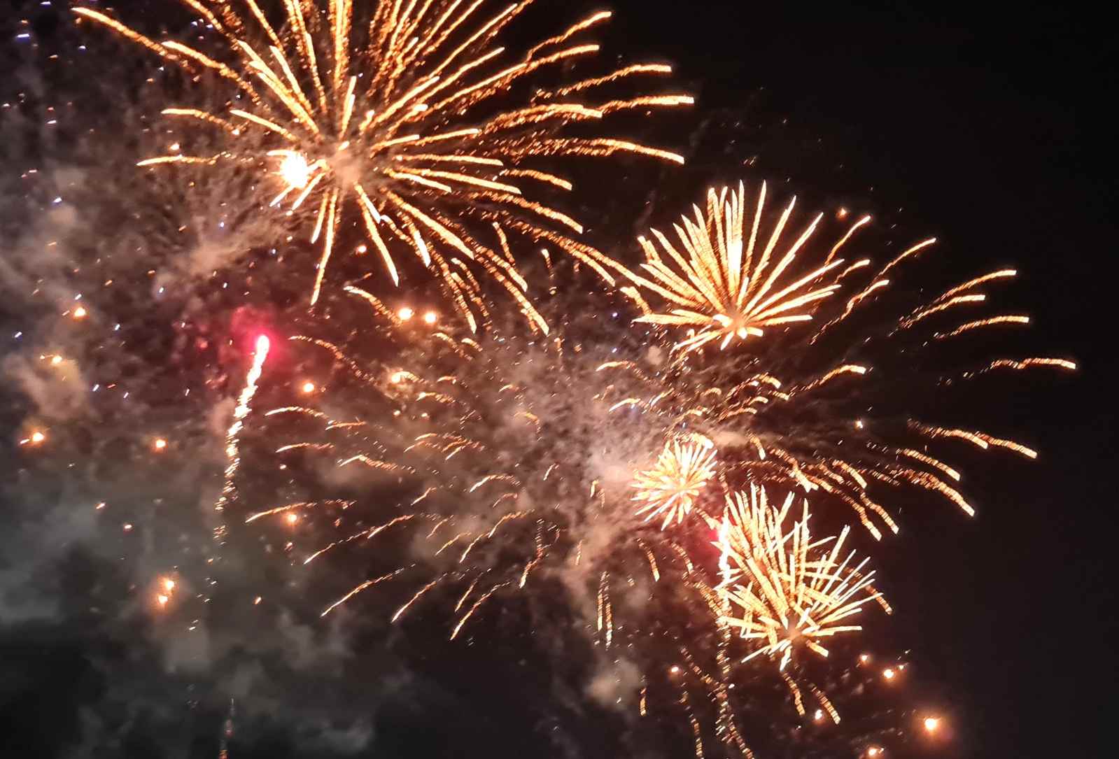 Hung Kings' death anniversary and April 30th, Ca Mau organizes fireworks display. Photo: Nhat Ho.