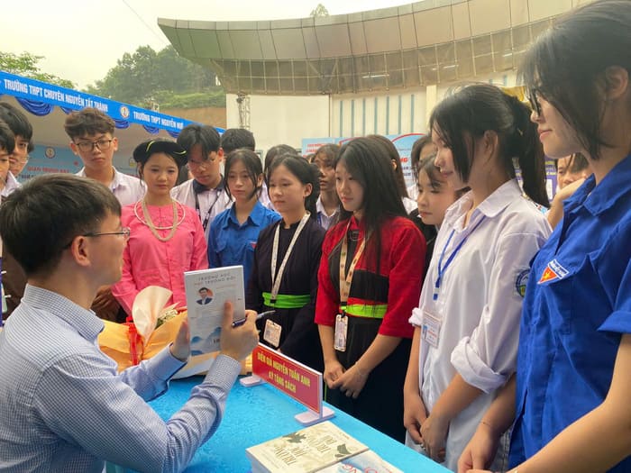 Students exchange with speaker Nguyen Tuan Anh about reading experiences. Photo: Character provided